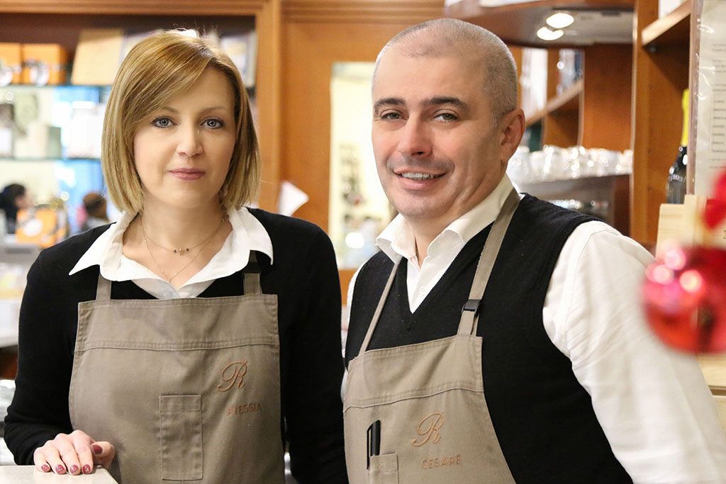 Alessia e Cesare della Pasticceria Rizzi al bancone