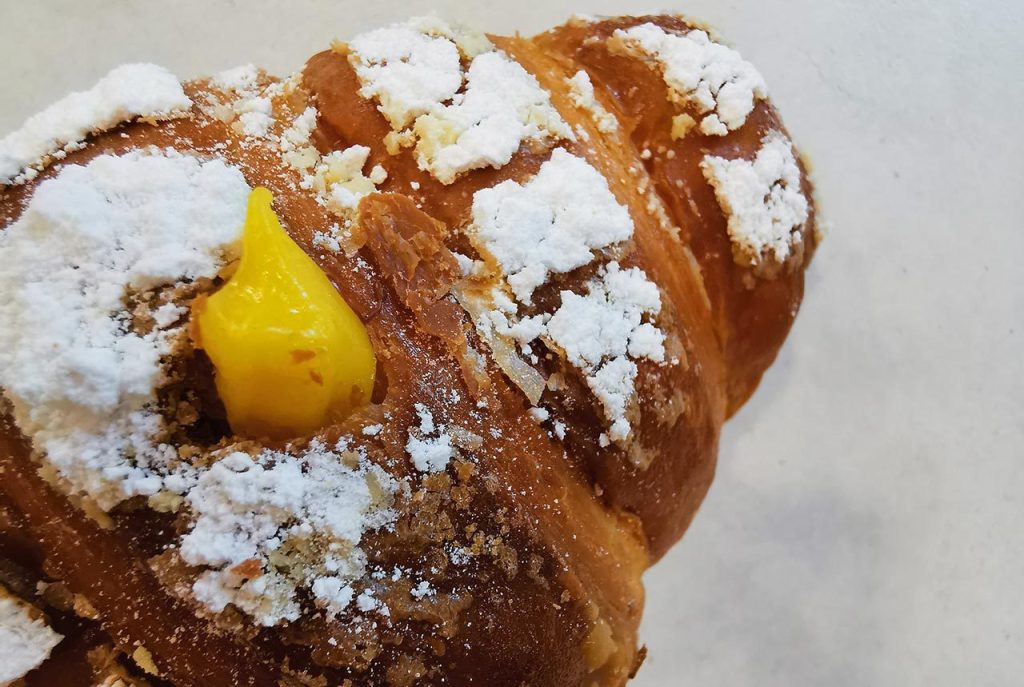 Brioche farcita alla crema con zucchero a velo