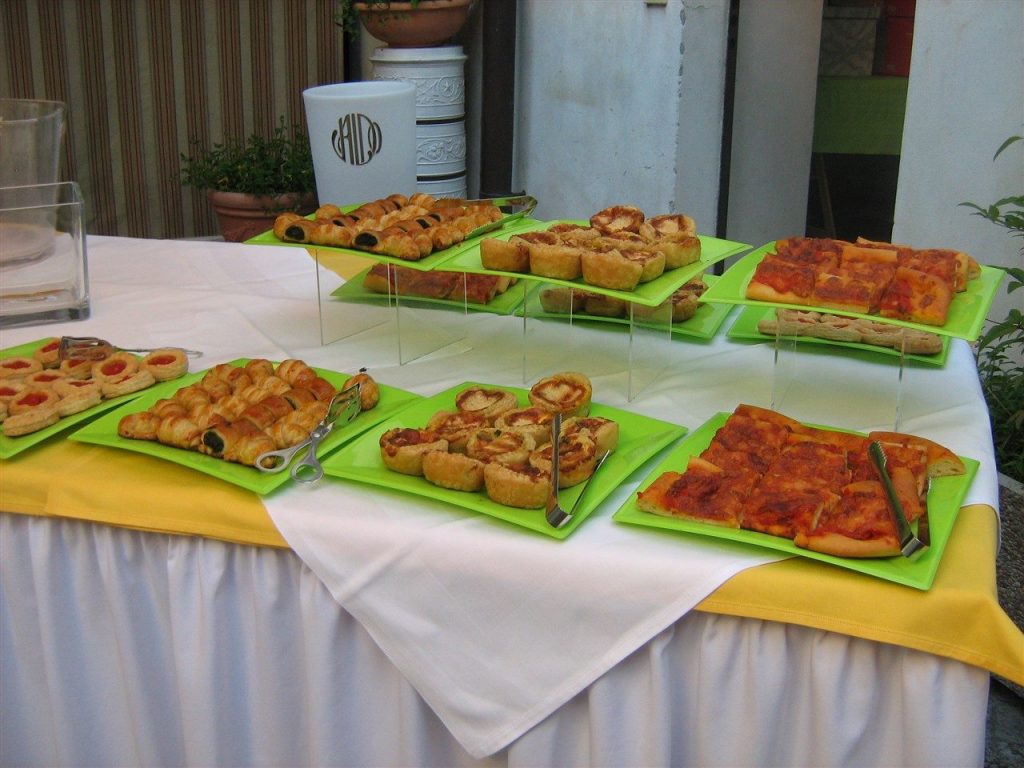 Buffet con pizzette, focacce e salatini