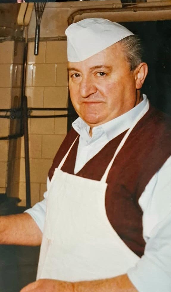 Giosuè Rizzi con il cappello da pasticcere, foto d'epoca