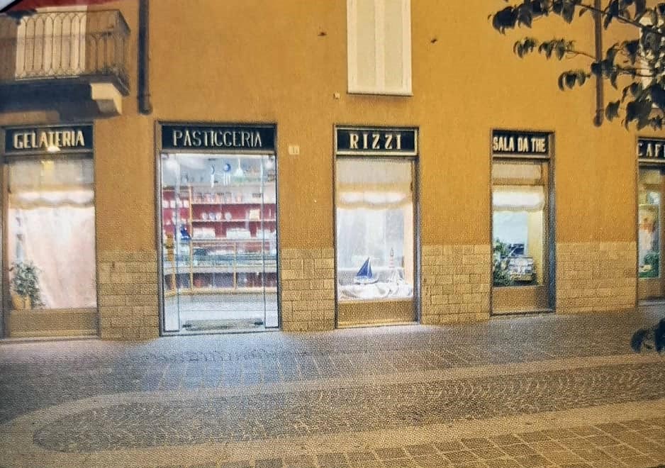 Le vetrine della Pasticceria Rizzi in piazza Liberazione a Verano Brianza, la sera