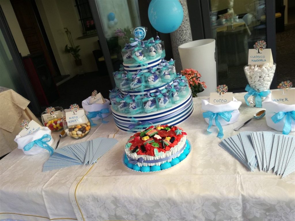Torta a piani azzurra e torta alla frutta per un rinfresco di battesimo