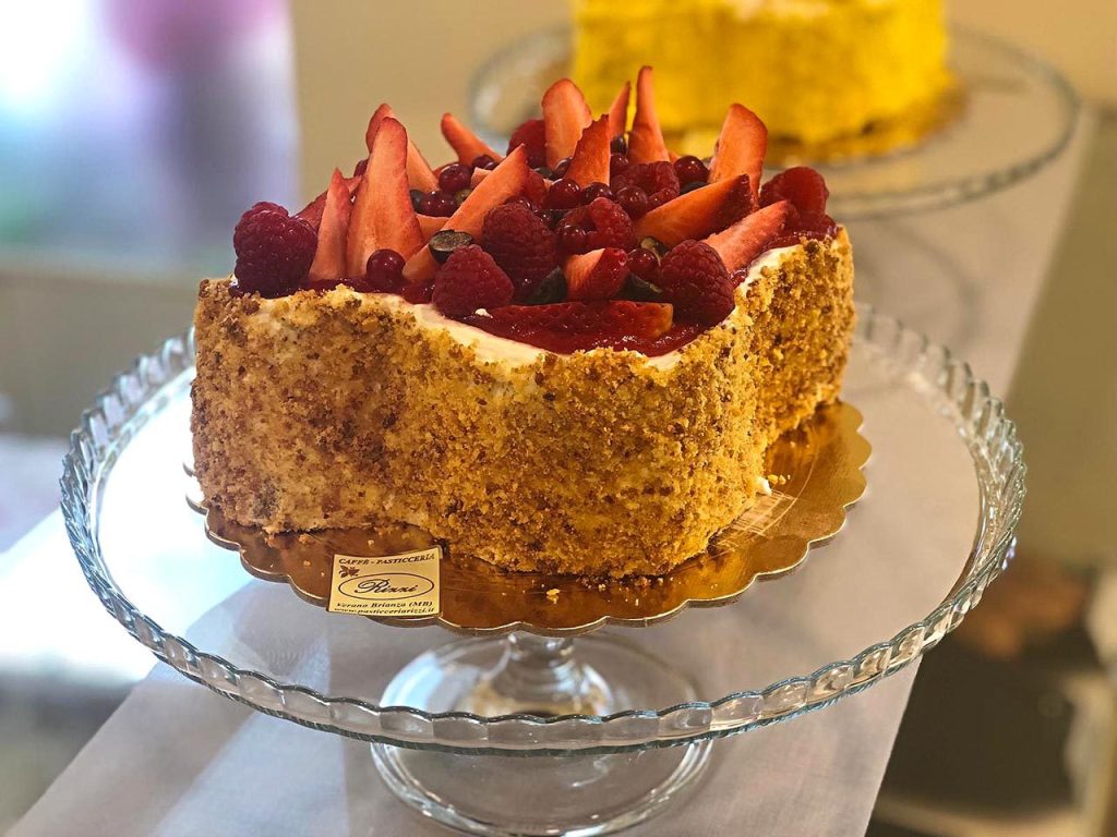Torta con fragole fresche su alzata di vetro